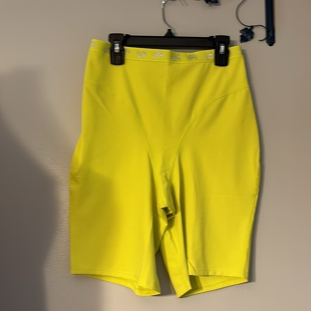 FABLETICS SPOTLIGHT SHORTS NWT - Picture 4 of 6